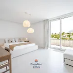 Modern 4-bedroom With Infinity Pool *