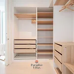 Modern 4-bedroom With Infinity Pool *