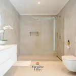 Modern 4-bedroom With Infinity Pool *