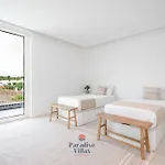 Modern 4-bedroom With Infinity Pool