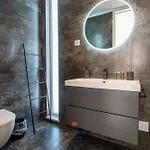 Modern 4-bedroom With Infinity Pool *