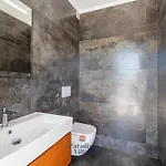 Modern 4-bedroom With Infinity Pool *