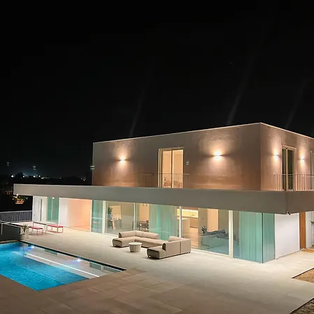 Modern 4-bedroom With Infinity Pool * 알부페이라