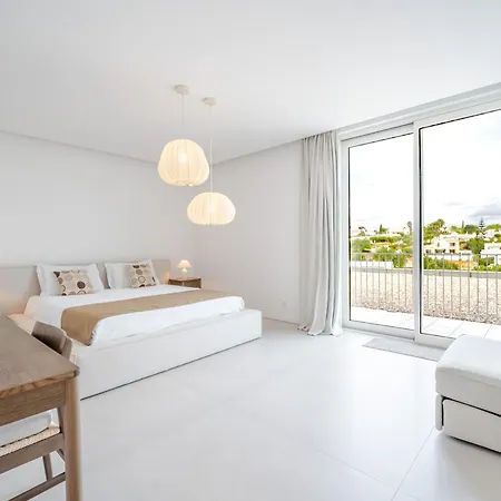 Modern 4-bedroom With Infinity Pool *