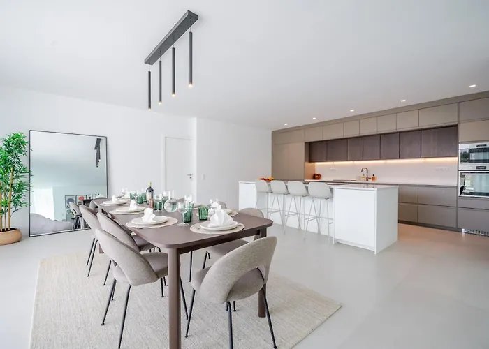 Modern 4-bedroom With Infinity Pool *