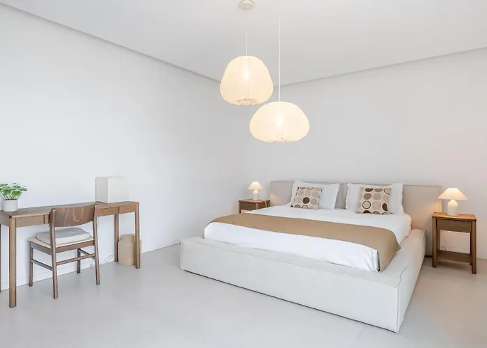 Modern 4-bedroom With Infinity Pool