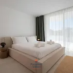 Modern 4-bedroom With Infinity Pool فيلة