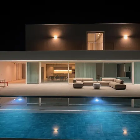 Modern 4-bedroom With Infinity Pool Вілла *