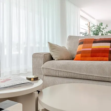 Modern 4-bedroom With Infinity Pool Вілла *