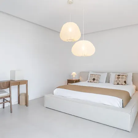 Modern 4-bedroom With Infinity Pool