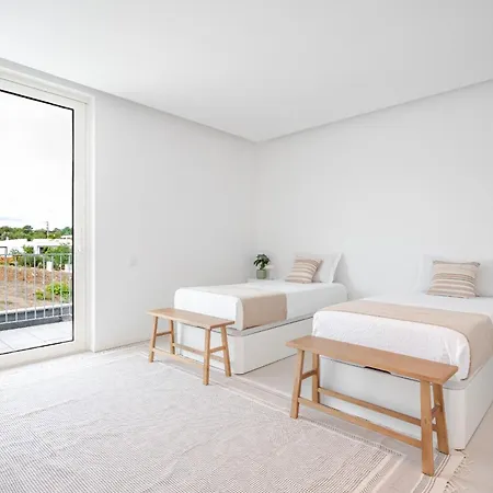 Modern 4-bedroom With Infinity Pool Вілла *