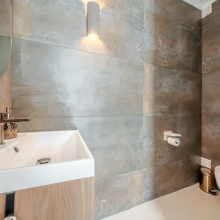 Вілла Modern 4-bedroom With Infinity Pool