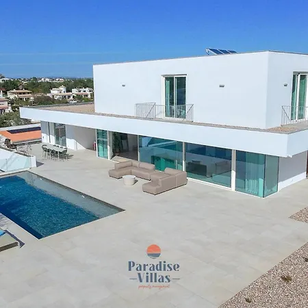 ヴィラ Modern 4-bedroom With Infinity Pool *
