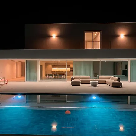 Modern 4-bedroom With Infinity Pool فيلة البوفيرا