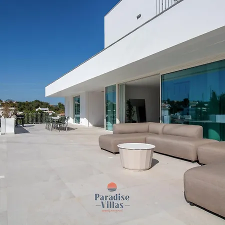 Modern 4-bedroom With Infinity Pool *