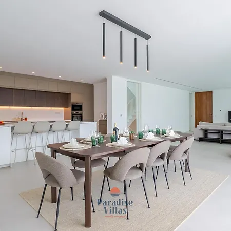 Villa Modern 4-bedroom With Infinity Pool *