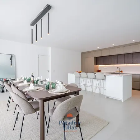 Modern 4-bedroom With Infinity Pool فيلة
