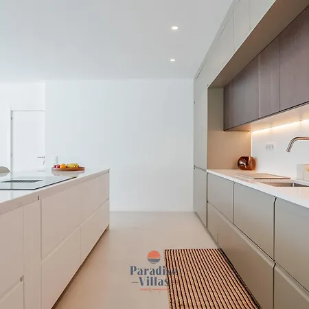 Modern 4-bedroom With Infinity Pool ヴィラ
