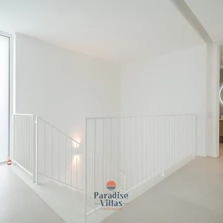 Modern 4-bedroom With Infinity Pool アルブフェイラ