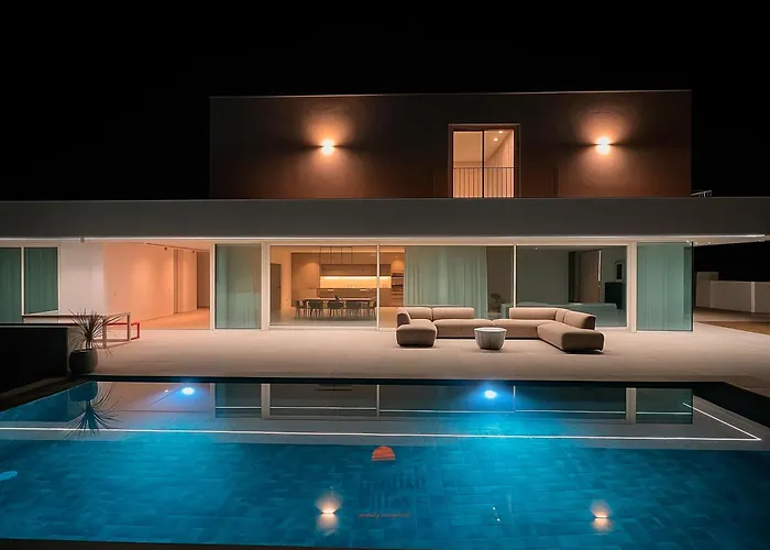 Modern 4-bedroom With Infinity Pool Villa Albufeira