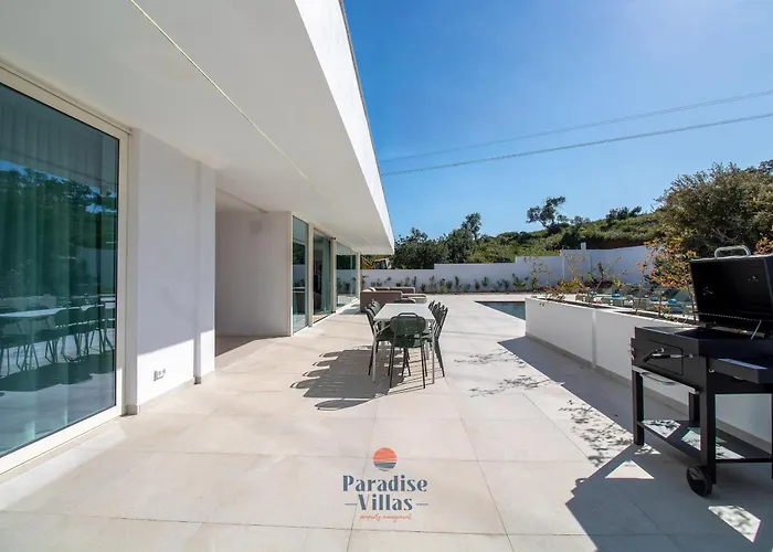 Modern 4-bedroom With Infinity Pool