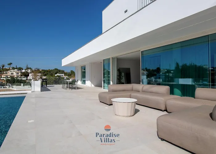 Modern 4-bedroom With Infinity Pool *