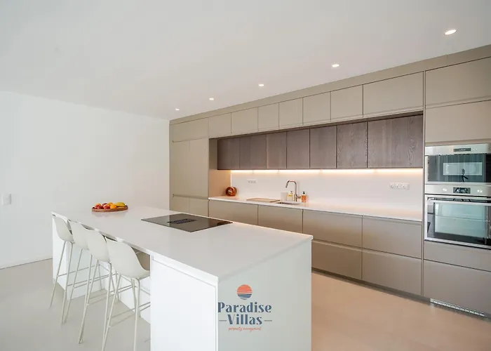 Modern 4-bedroom With Infinity Pool Albufeira