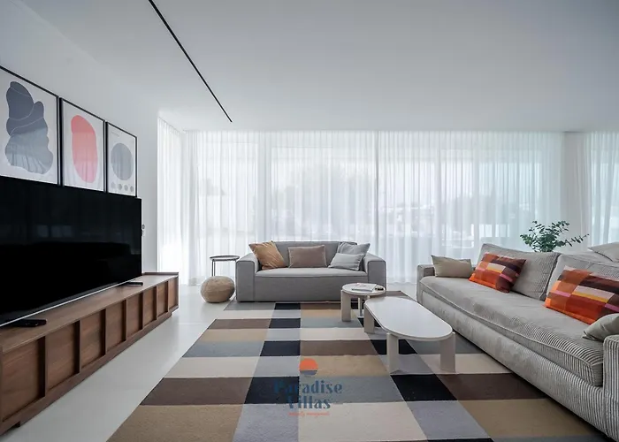 Modern 4-bedroom With Infinity Pool