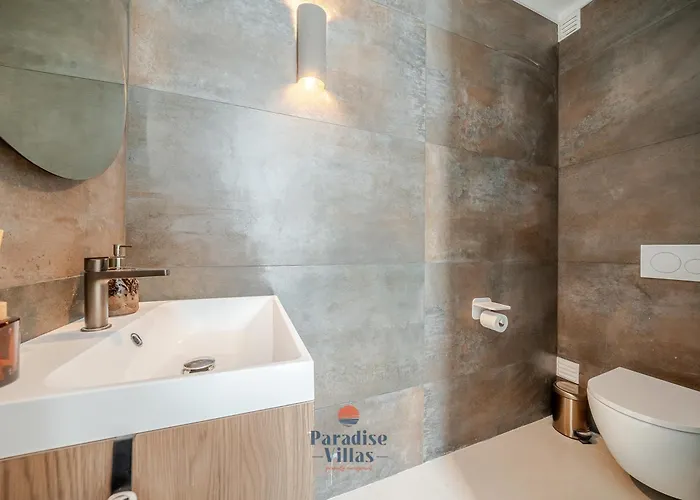 Modern 4-bedroom With Infinity Pool *