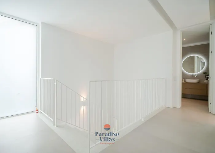 Modern 4-bedroom With Infinity Pool Albufeira