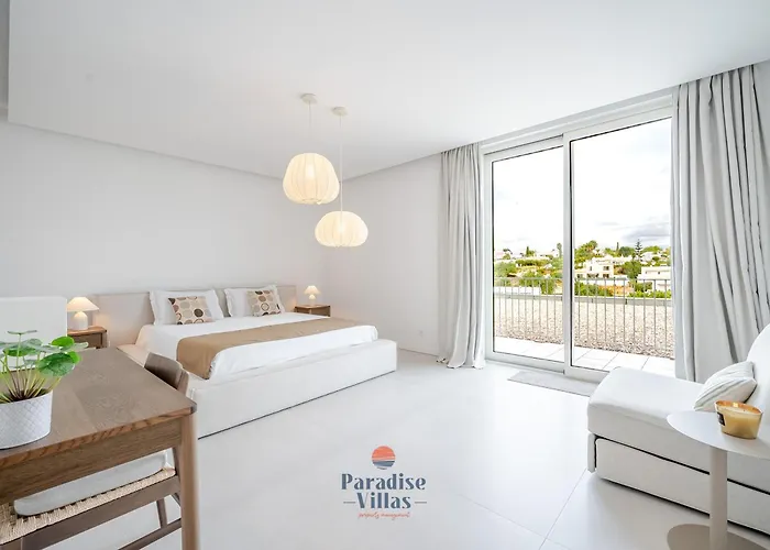 Modern 4-bedroom With Infinity Pool *