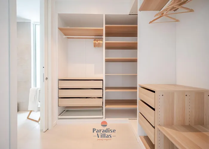 Modern 4-bedroom With Infinity Pool *