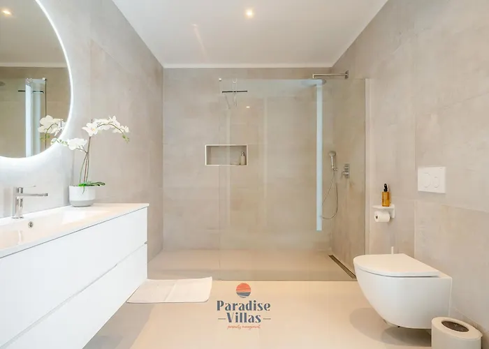 Modern 4-bedroom With Infinity Pool *