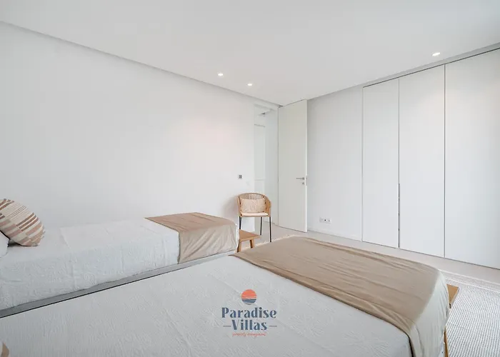 Modern 4-bedroom With Infinity Pool *