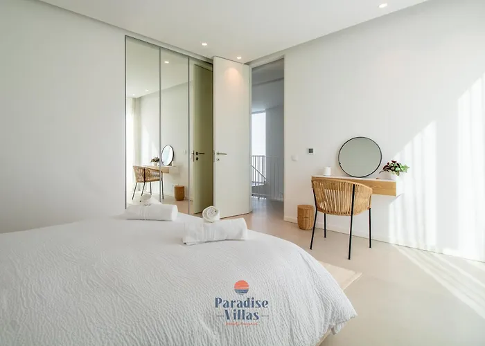 Modern 4-bedroom With Infinity Pool *