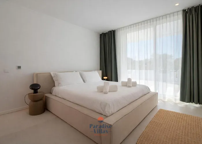 Modern 4-bedroom With Infinity Pool Villa