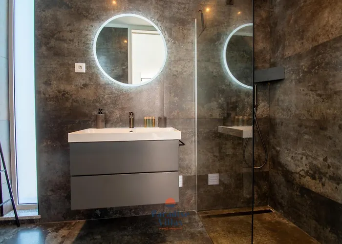 Modern 4-bedroom With Infinity Pool Villa Albufeira