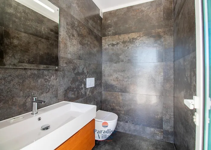 Modern 4-bedroom With Infinity Pool *