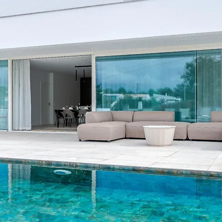 Modern 4-bedroom With Infinity Pool