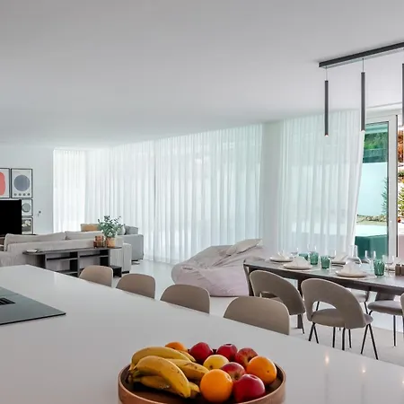 Modern 4-bedroom With Infinity Pool *