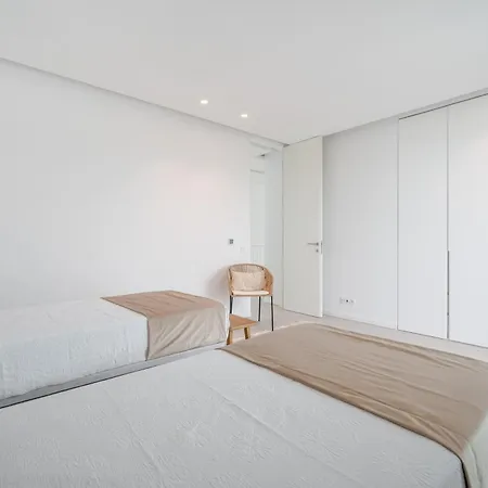 Modern 4-bedroom With Infinity Pool *