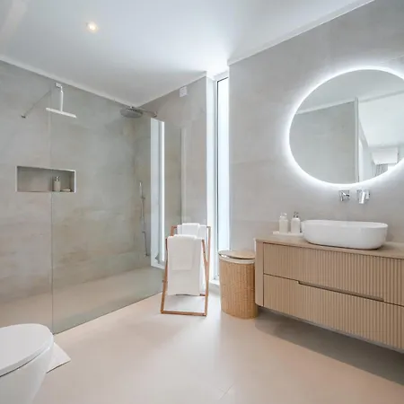 Modern 4-bedroom With Infinity Pool